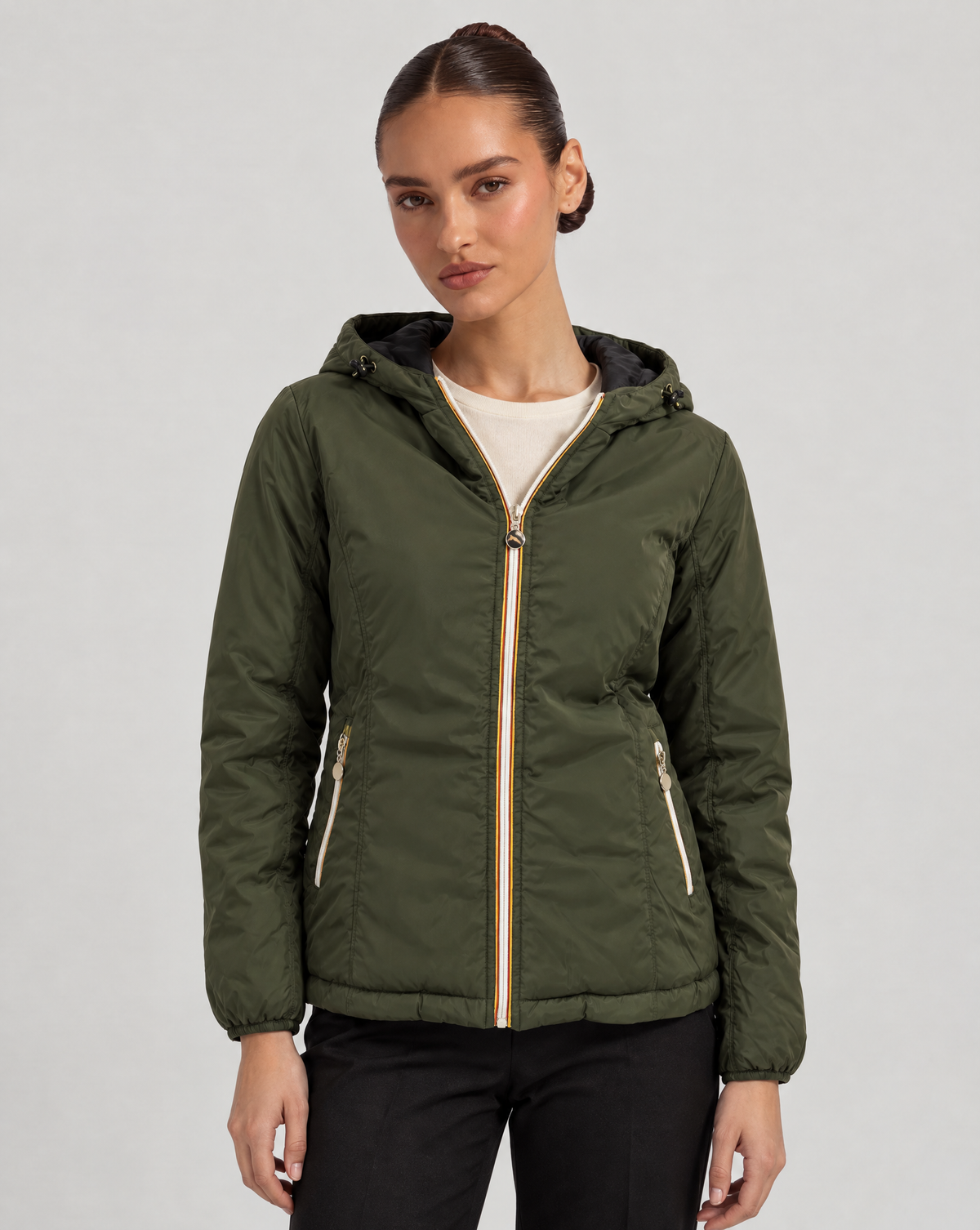 Piumino Reversibile con Cappuccio - Short Verde-Nero, lato liscio, indossato da Polly 6