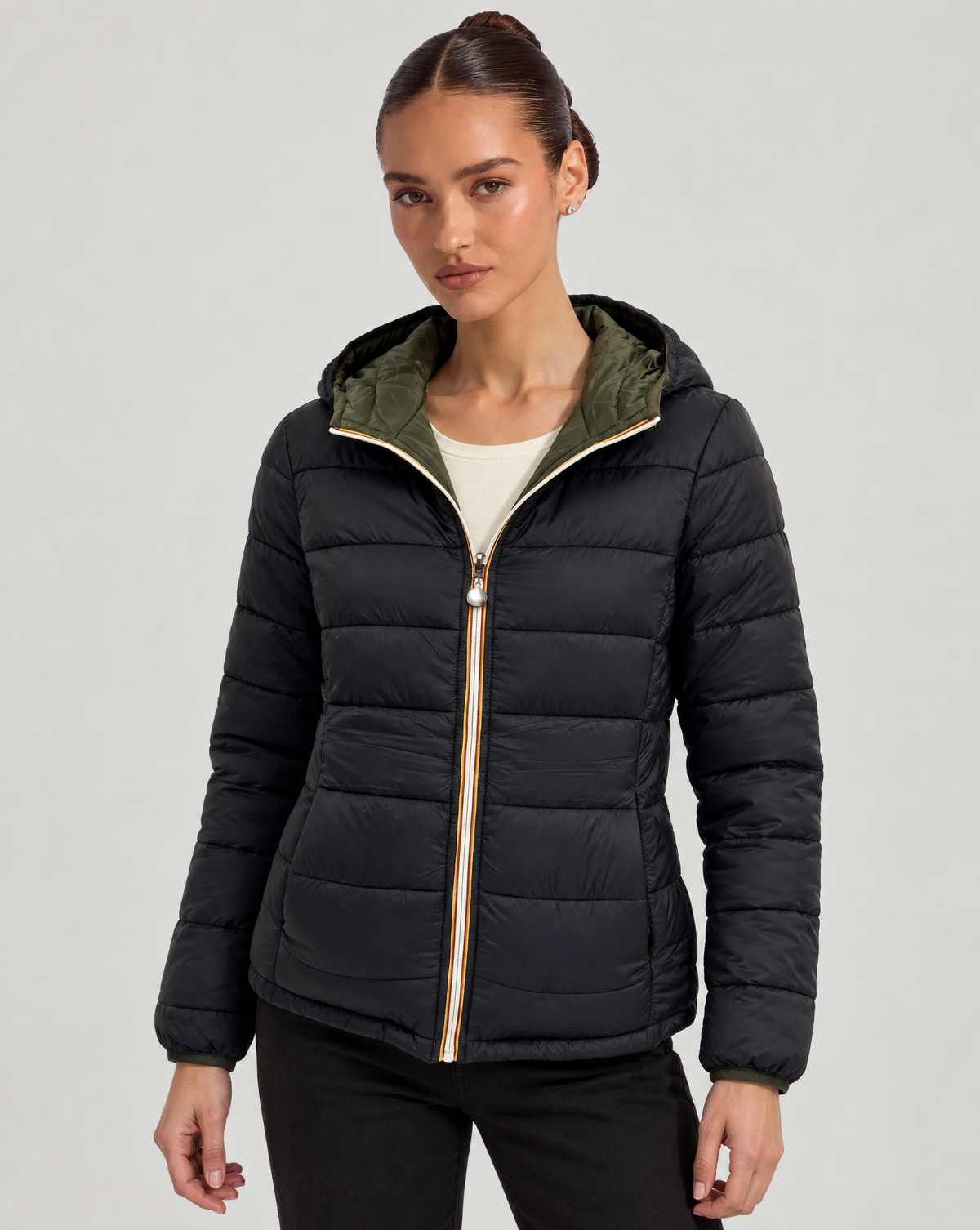 Piumino Reversibile con Cappuccio - Short Verde-Nero, lato trapuntato, indossato da Polly 6