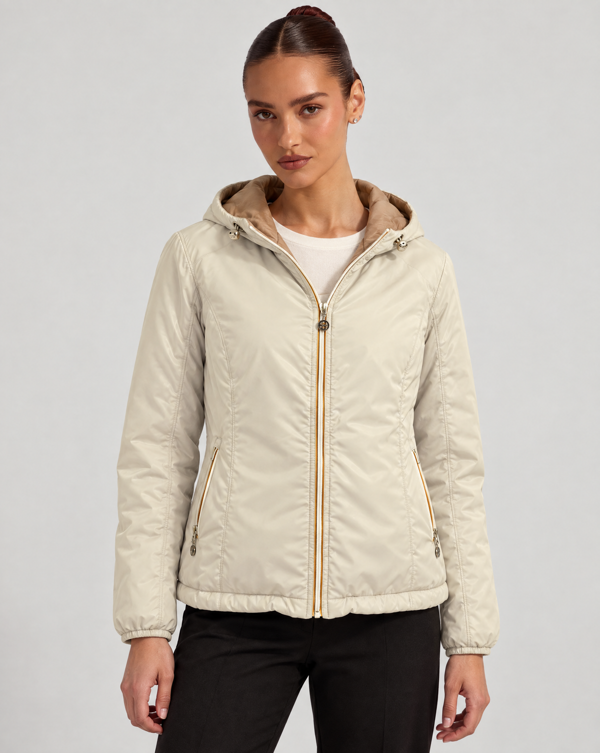 Piumino Reversibile con Cappuccio - Short Panna-Camel, lato liscio, indossato da Polly 6