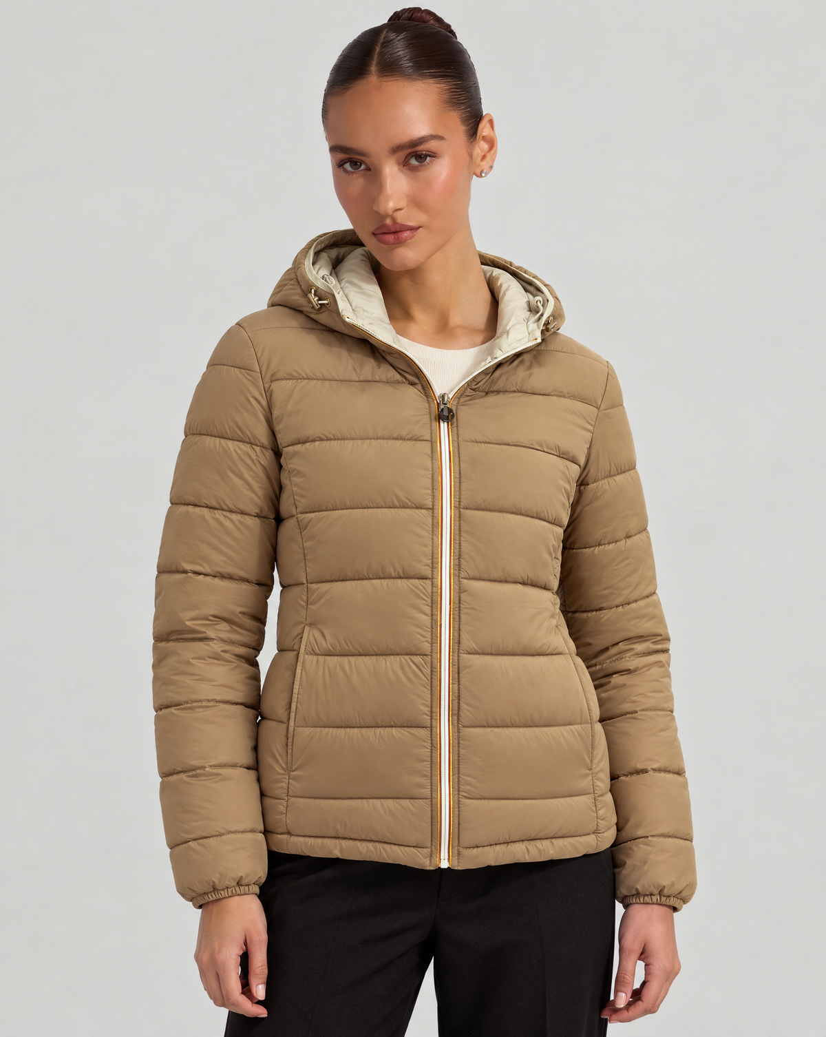 Piumino Reversibile con Cappuccio - Short Panna-Camel, lato trapuntato, indossato da Polly 6