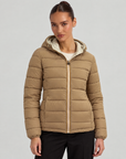 Piumino Reversibile con Cappuccio - Short Panna-Camel, lato trapuntato, indossato da Polly 6