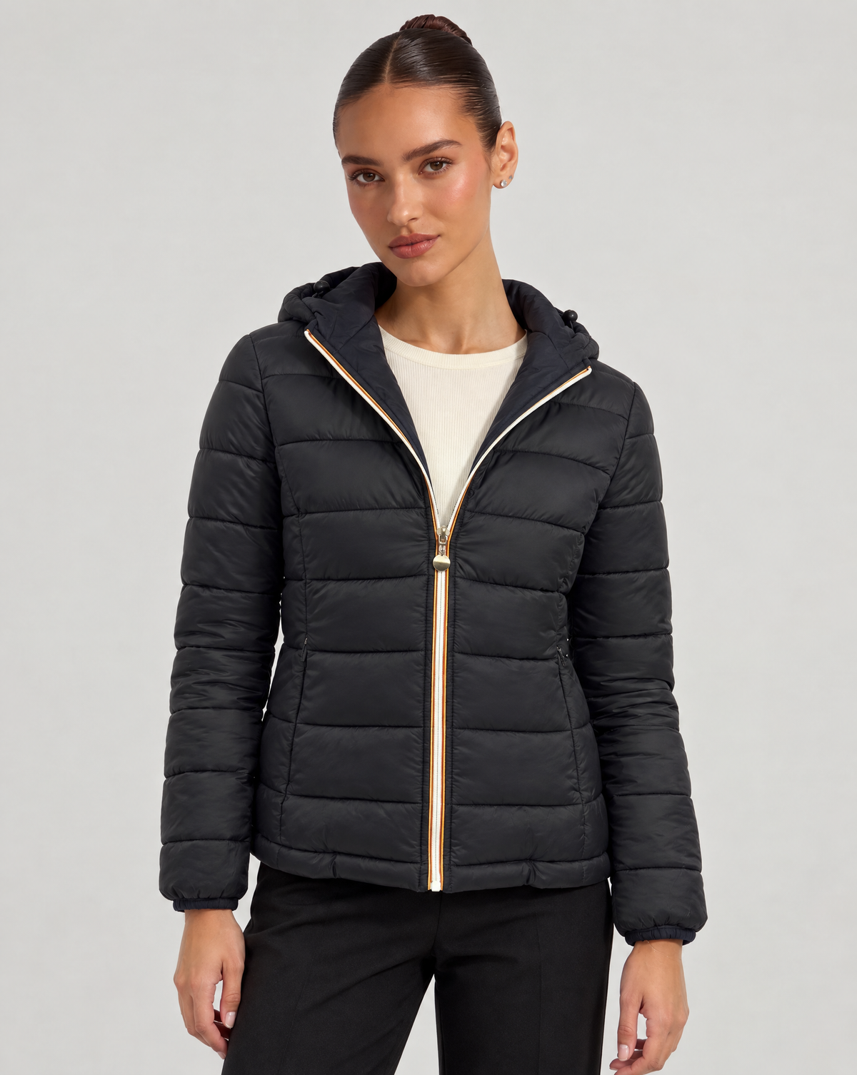 Piumino Reversibile con Cappuccio - Short Nero-Nero, lato trapuntato, indossato da Polly 6