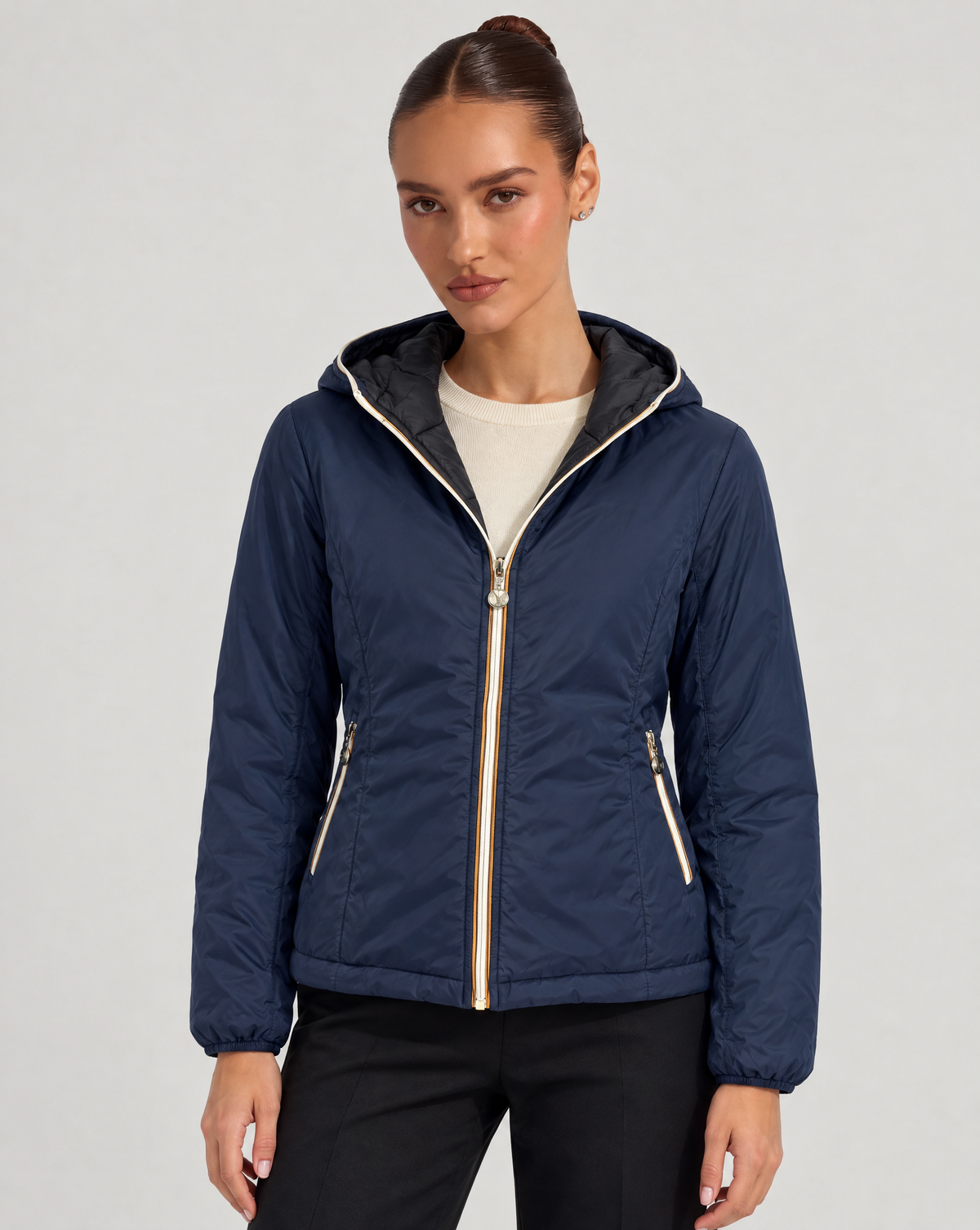 Piumino Reversibile con Cappuccio - Short Blu-Nero, lato liscio, indossato da Polly 6