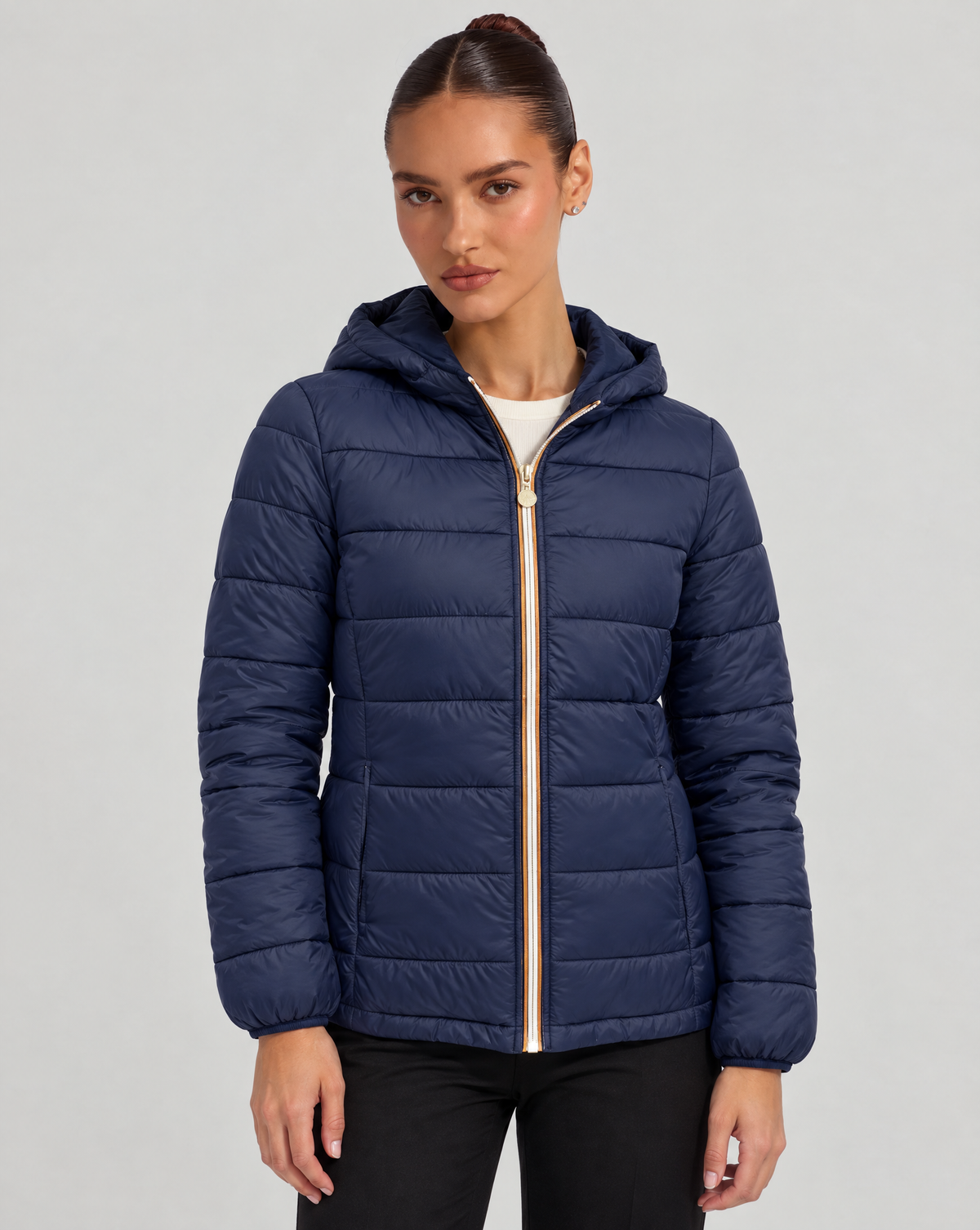 Piumino Reversibile con Cappuccio - Short Blu-Blu, lato trapuntato, indossato da Polly 6