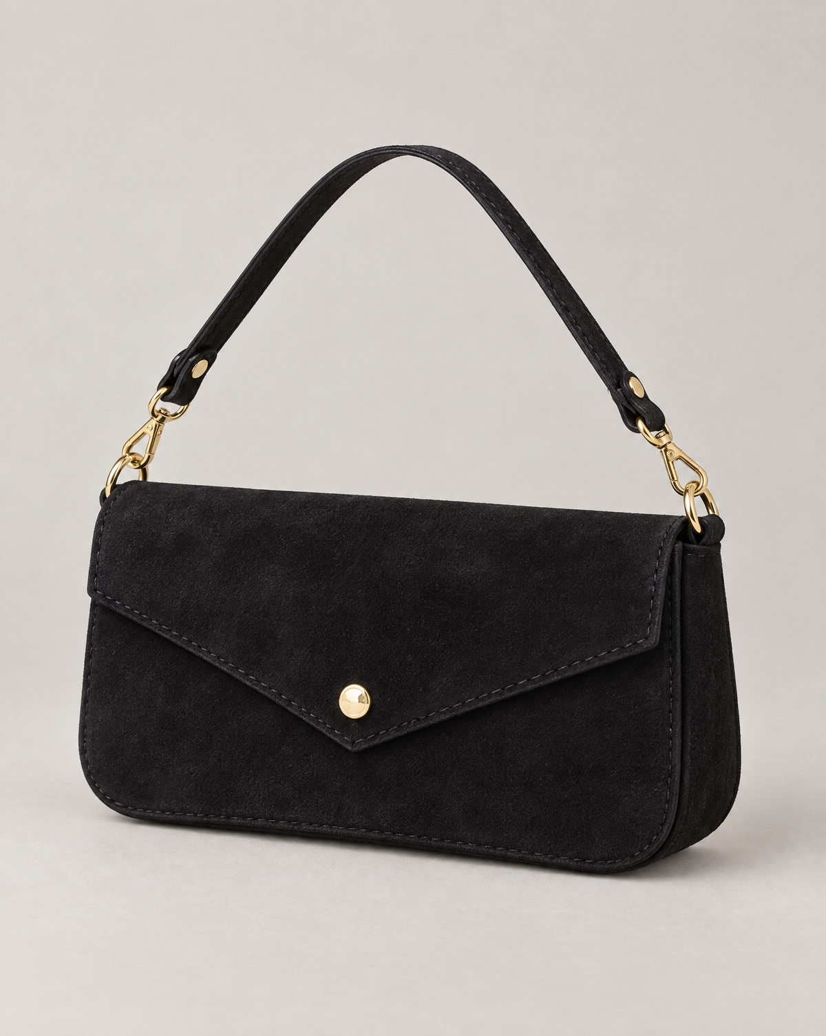 Pochette A2 in vera pelle scamosciata nera – vista a tre quarti su sfondo neutro