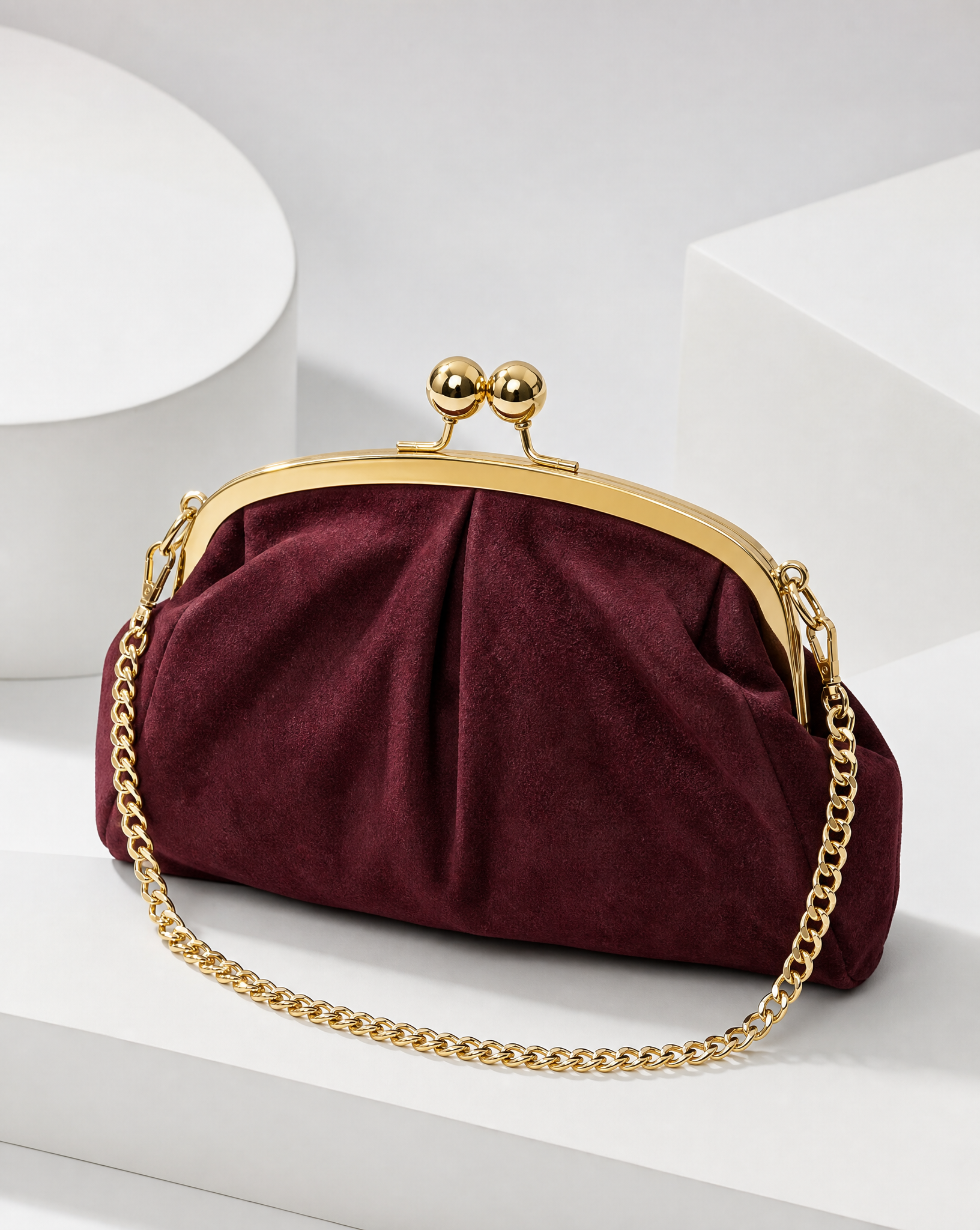 Pochette in vera pelle scamosciata bordeaux vista tre quarti