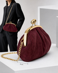 Pochette in vera pelle scamosciata bordeaux vista laterale