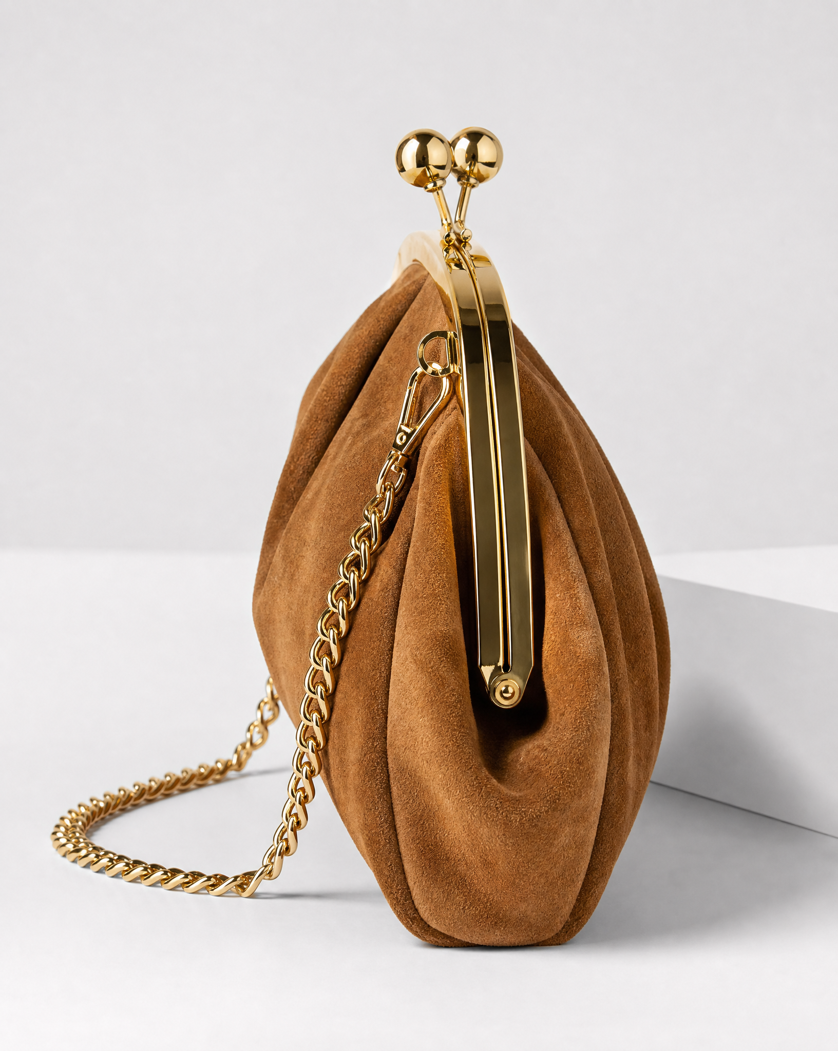 Pochette in vera pelle scamosciata camel vista laterale