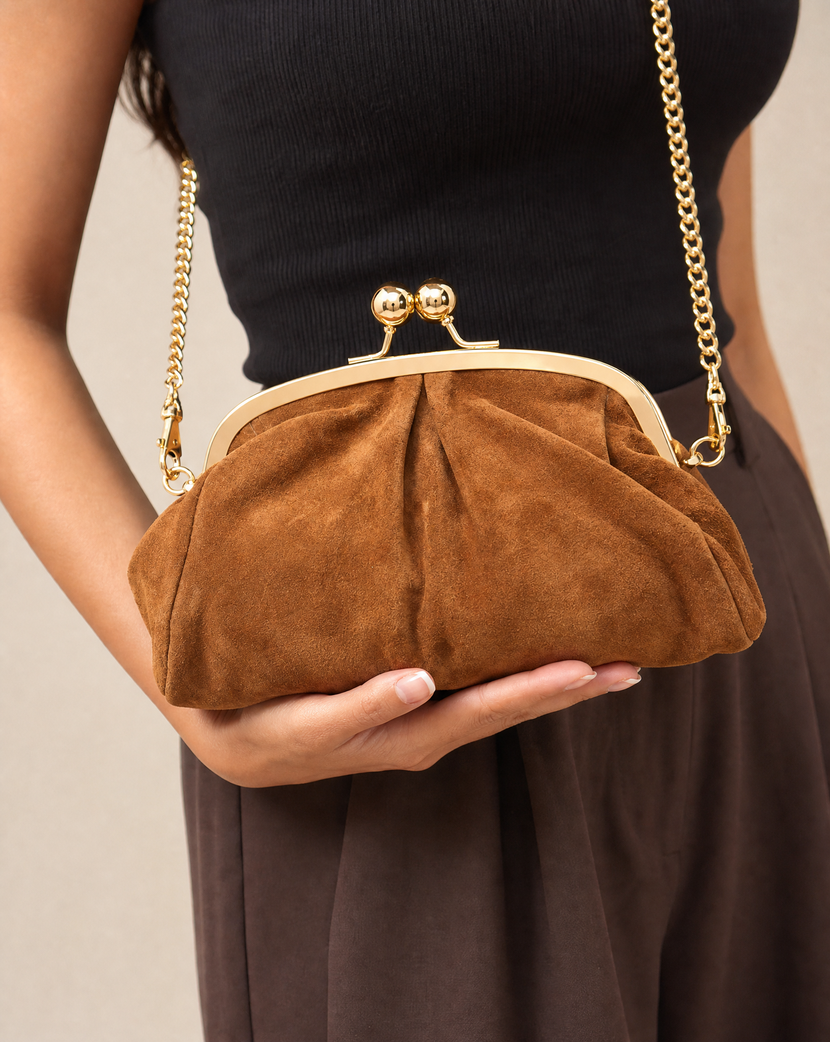 Pochette in vera pelle scamosciata camel portata a mano