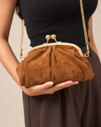 Pochette in vera pelle scamosciata camel portata a mano