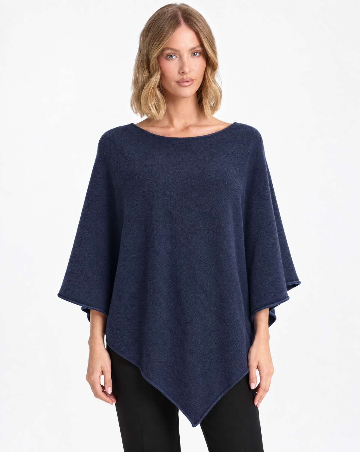 Poncho basic in maglia blu indossato da Polly 5 – vista frontale