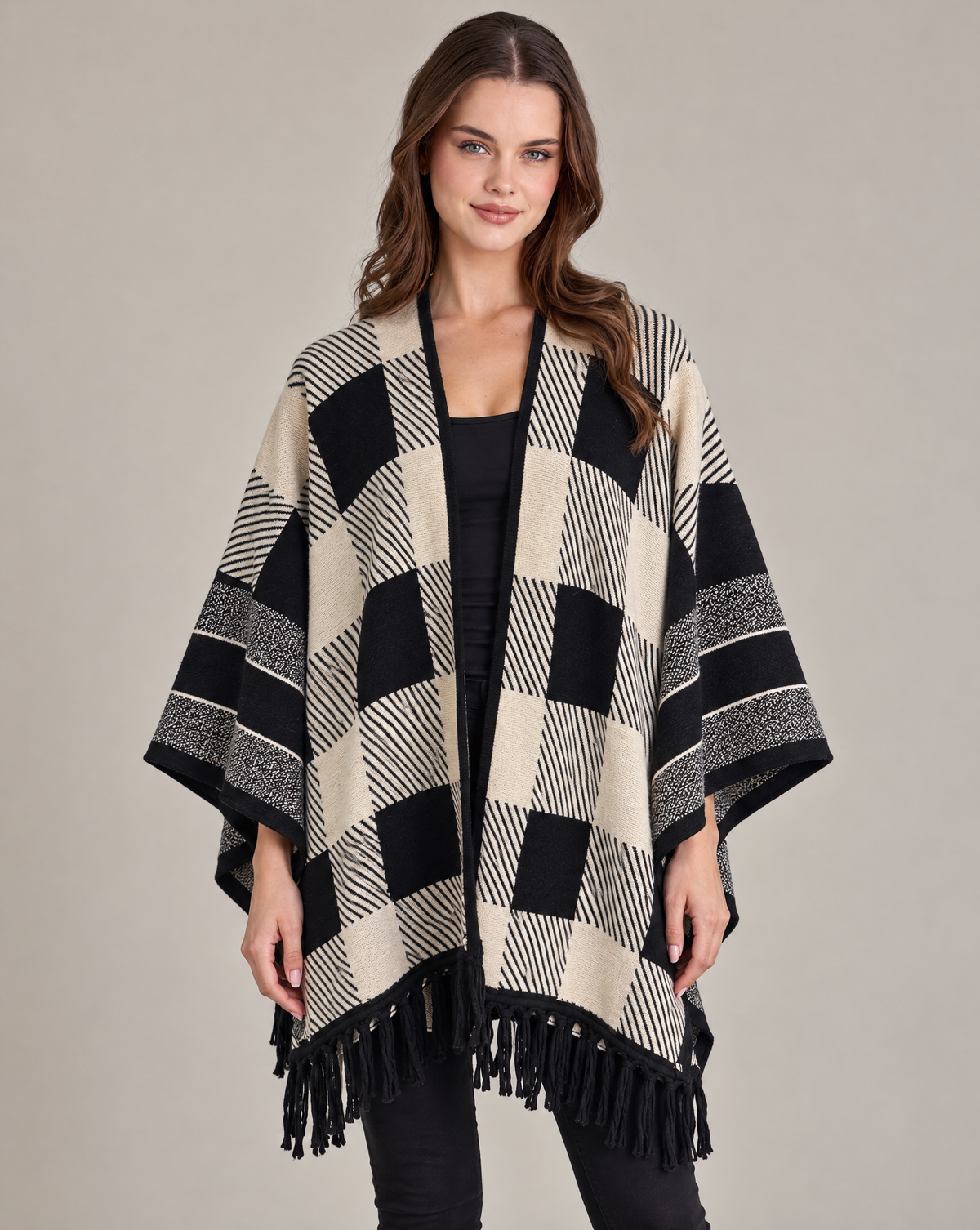 Poncho a quadrati con frange beige indossato da Polly 2 – vista frontale