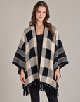 Poncho a quadrati con frange beige indossato da Polly 2 – vista frontale