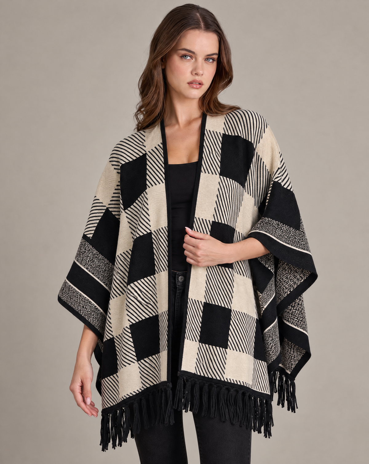 Poncho a quadrati con frange beige indossato da Polly 2 – vista di tre quarti