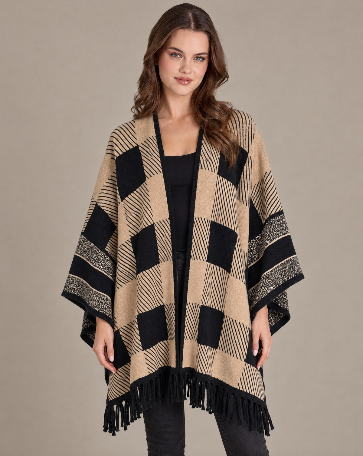 Poncho a quadrati con frange marrone indossato da Polly 2 – vista frontale