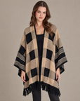 Poncho a quadrati con frange marrone indossato da Polly 2 – vista frontale
