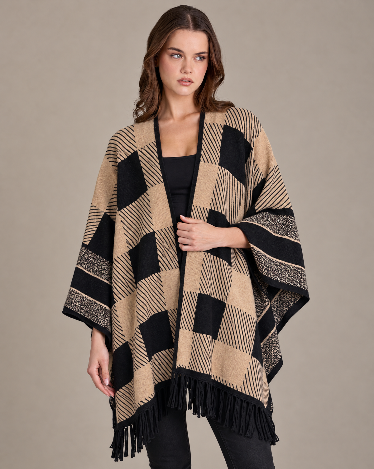 Poncho a quadrati con frange marrone indossato da Polly 2 – vista di tre quarti