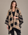 Poncho a quadrati con frange marrone indossato da Polly 2 – vista di tre quarti