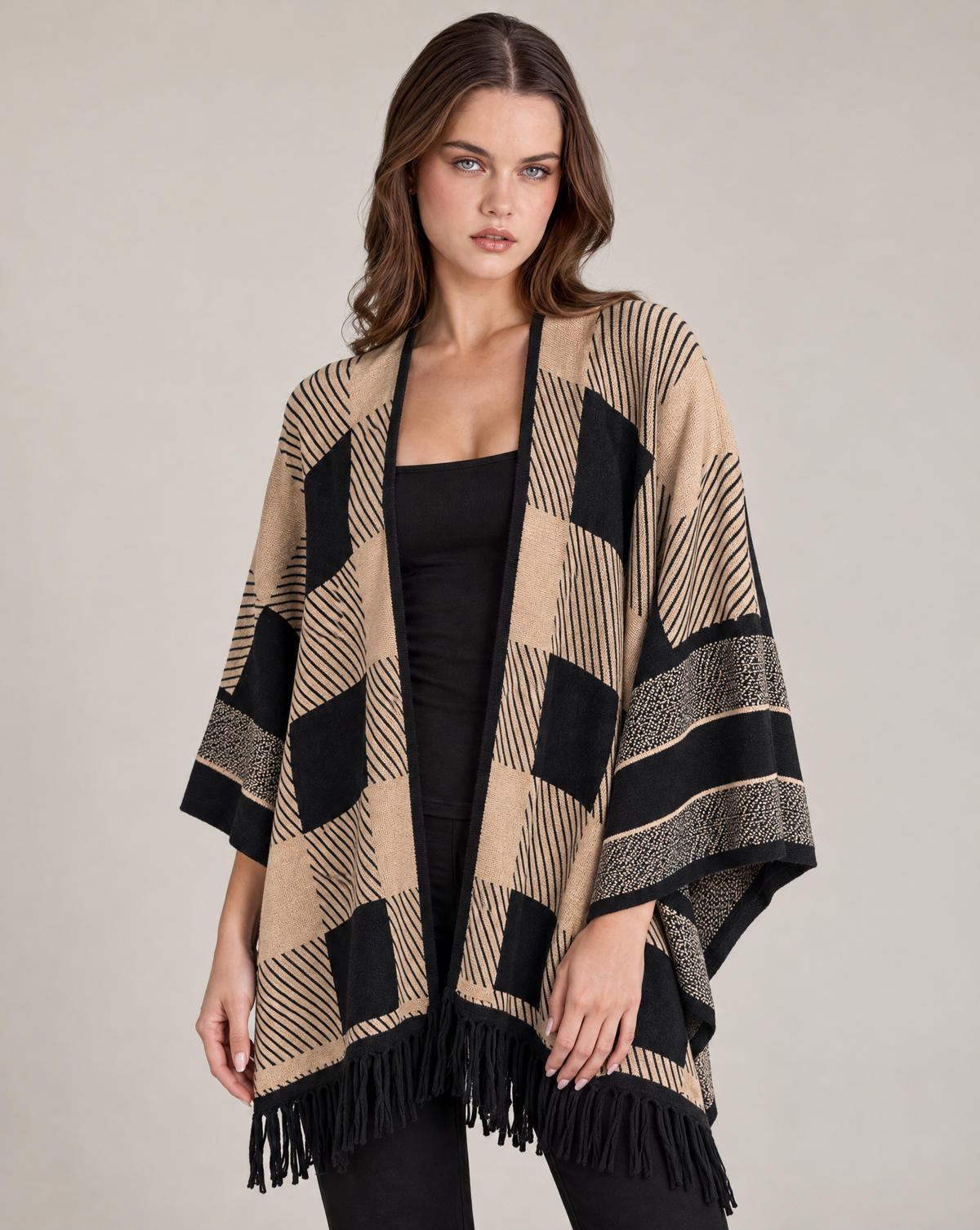 Poncho a quadrati con frange marrone indossato da Polly 2 – primo piano