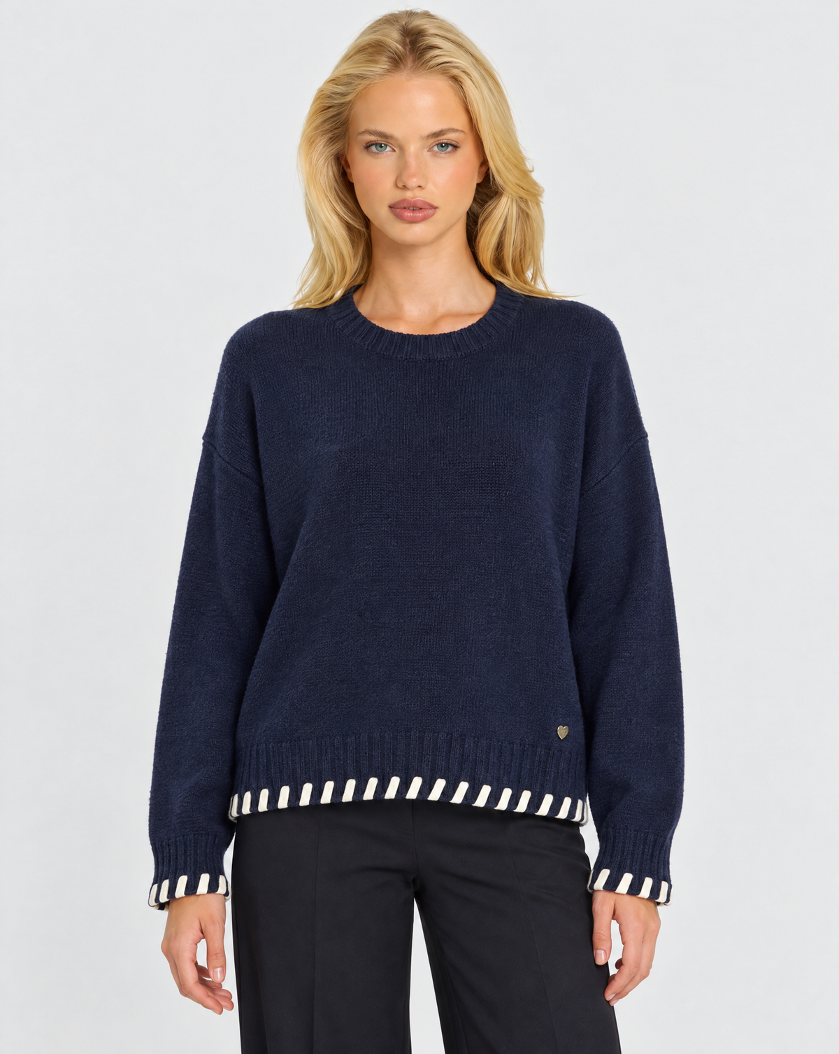 Pullover morbido con dettagli Blu indossato da Polly 7 – vista frontale