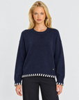 Pullover morbido con dettagli Blu indossato da Polly 7 – vista frontale