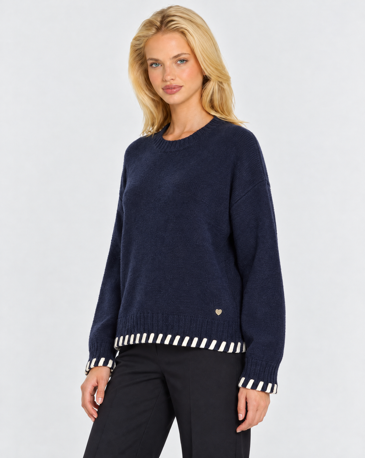 Pullover morbido con dettagli Blu indossato da Polly 7 – vista a tre quarti