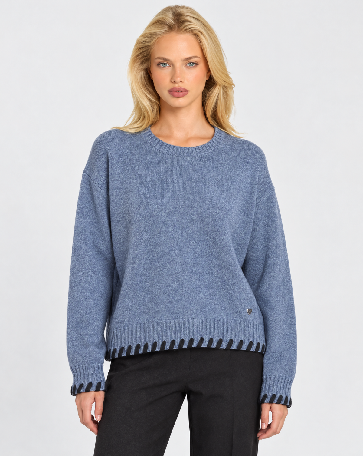 Pullover morbido con dettagli Denim indossato da Polly 7 – vista frontale