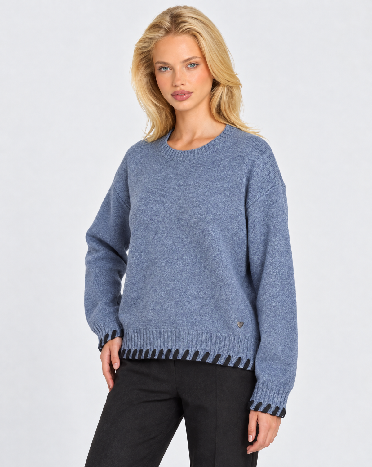 Pullover morbido con dettagli Denim indossato da Polly 7 – vista a tre quarti