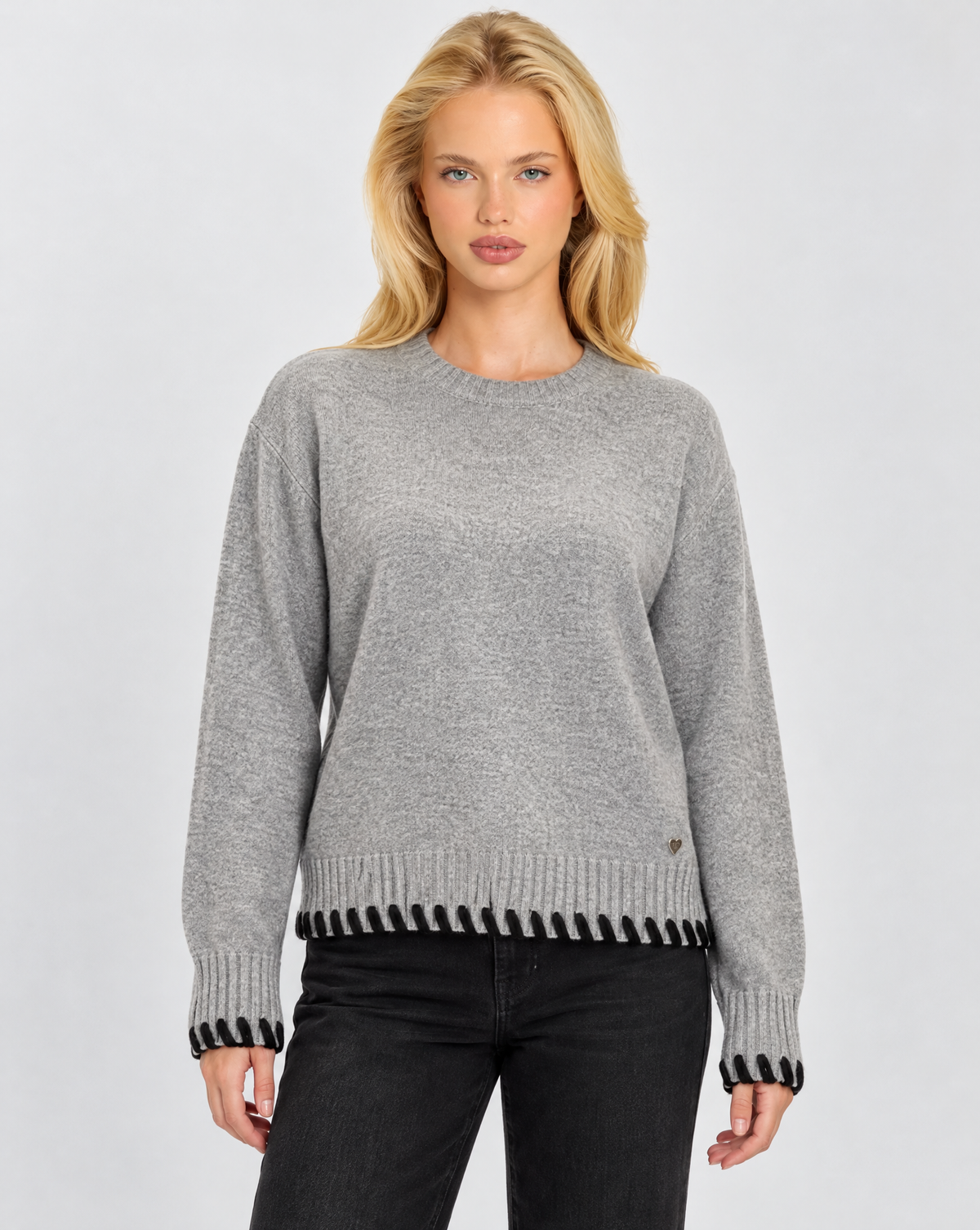 Pullover morbido con dettagli Grigio indossato da Polly 7 – vista frontale