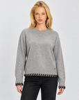 Pullover morbido con dettagli Grigio indossato da Polly 7 – vista frontale