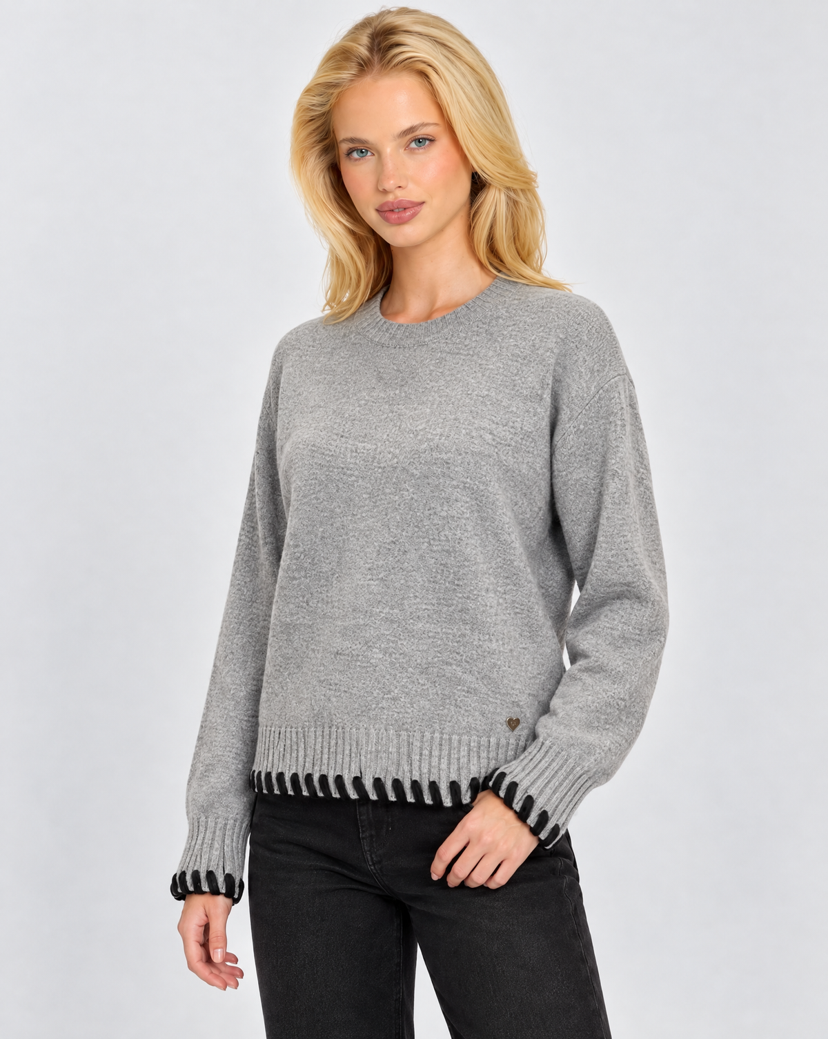 Pullover morbido con dettagli Grigio indossato da Polly 7 – vista a tre quarti