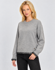Pullover morbido con dettagli Grigio indossato da Polly 7 – vista a tre quarti