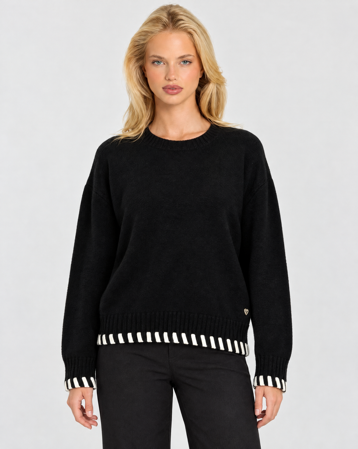 Pullover morbido con dettagli Nero indossato da Polly 7 – vista frontale