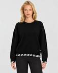 Pullover morbido con dettagli Nero indossato da Polly 7 – vista frontale