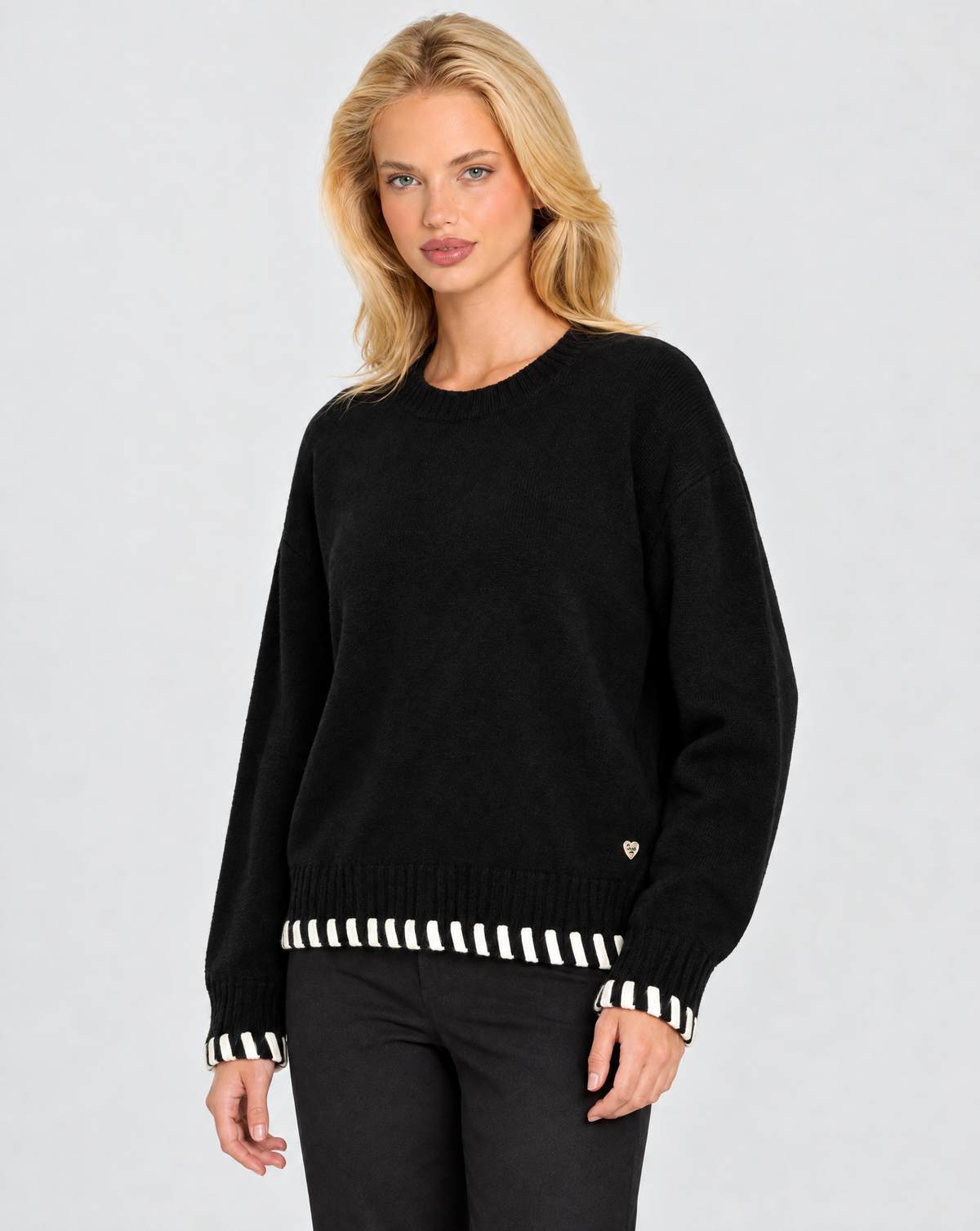 Pullover morbido con dettagli Nero indossato da Polly 7 – vista a tre quarti