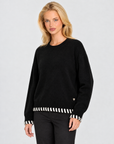 Pullover morbido con dettagli Nero indossato da Polly 7 – vista a tre quarti