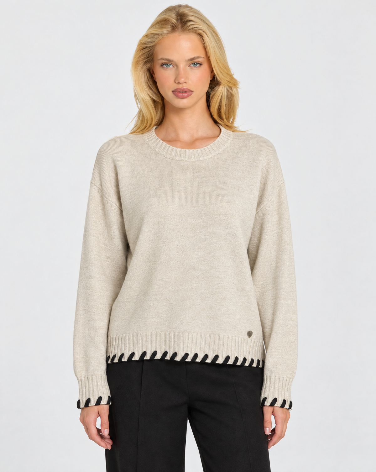 Pullover morbido con dettagli Panna indossato da Polly 7 – vista frontale