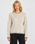 Pullover morbido con dettagli Panna indossato da Polly 7 – vista frontale
