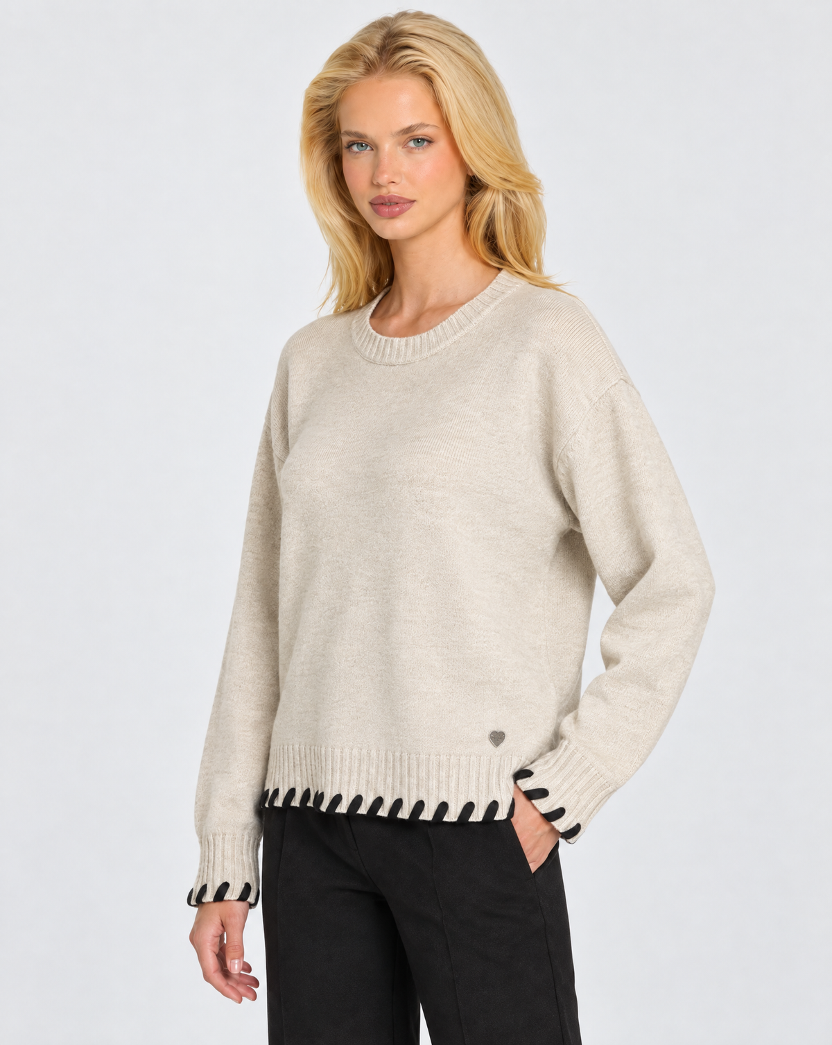 Pullover morbido con dettagli Panna indossato da Polly 7 – vista a tre quarti