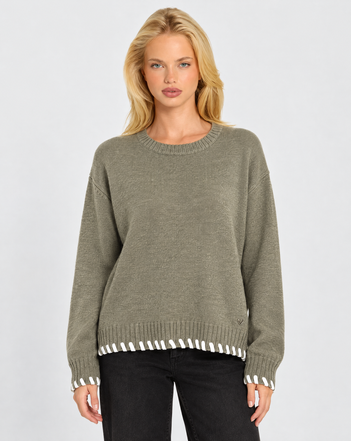 Pullover morbido con dettagli Verde indossato da Polly 7 – vista frontale