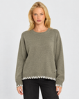 Pullover morbido con dettagli Verde indossato da Polly 7 – vista frontale