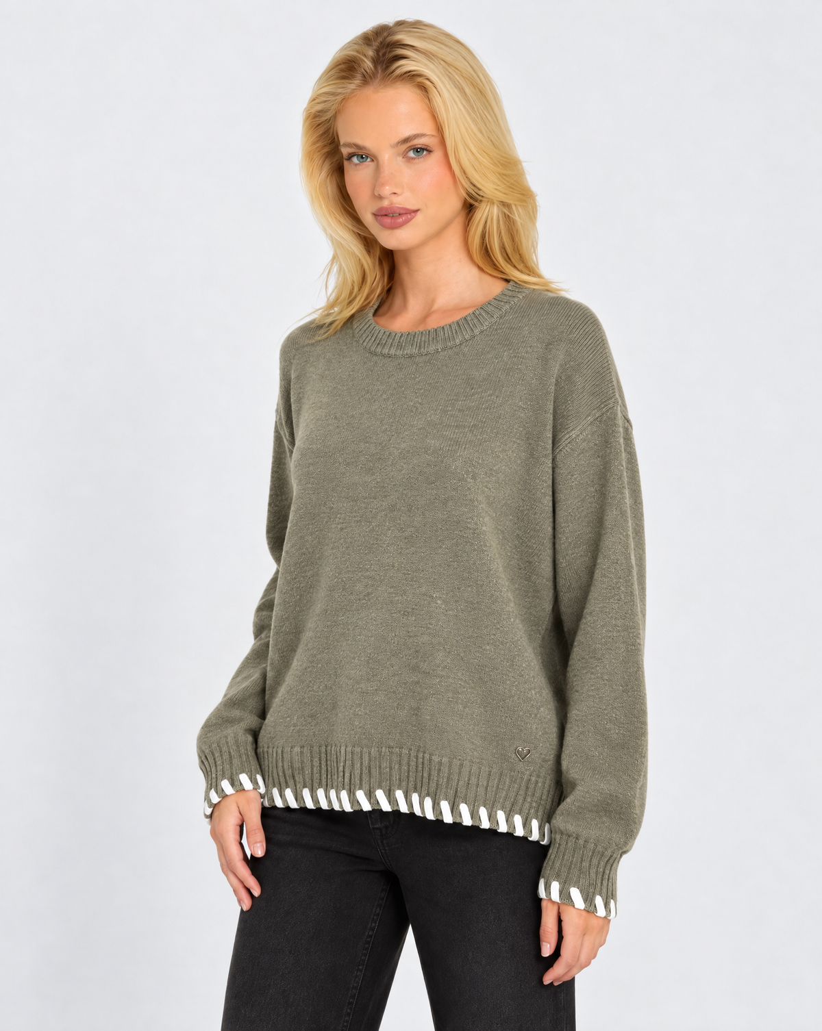 Pullover morbido con dettagli Verde indossato da Polly 7 – vista a tre quarti