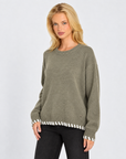Pullover morbido con dettagli Verde indossato da Polly 7 – vista a tre quarti