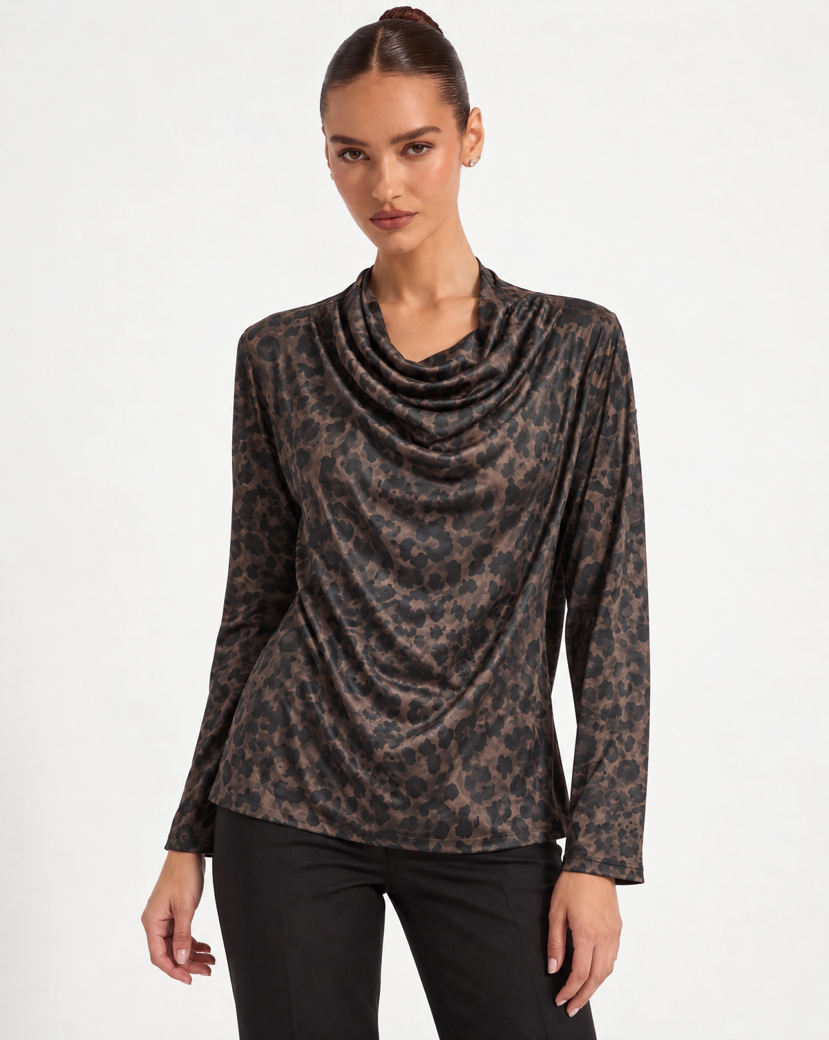 Maglia basic drappeggiata Maculato indossata da Polly 6 — vista frontale