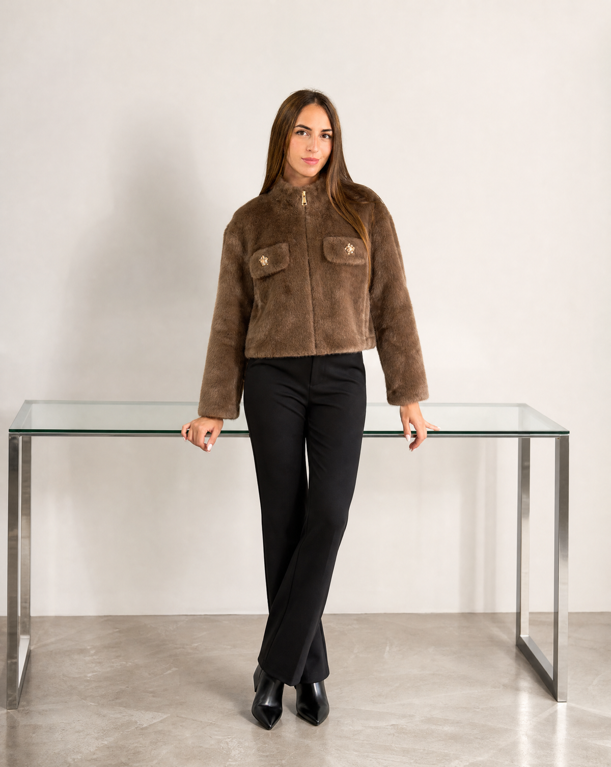 Giacca corta in ecopelliccia taupe con tasche gioiello indossata da Polly 6, vista frontale