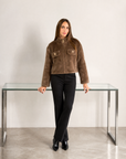 Giacca corta in ecopelliccia taupe con tasche gioiello indossata da Polly 6, vista frontale