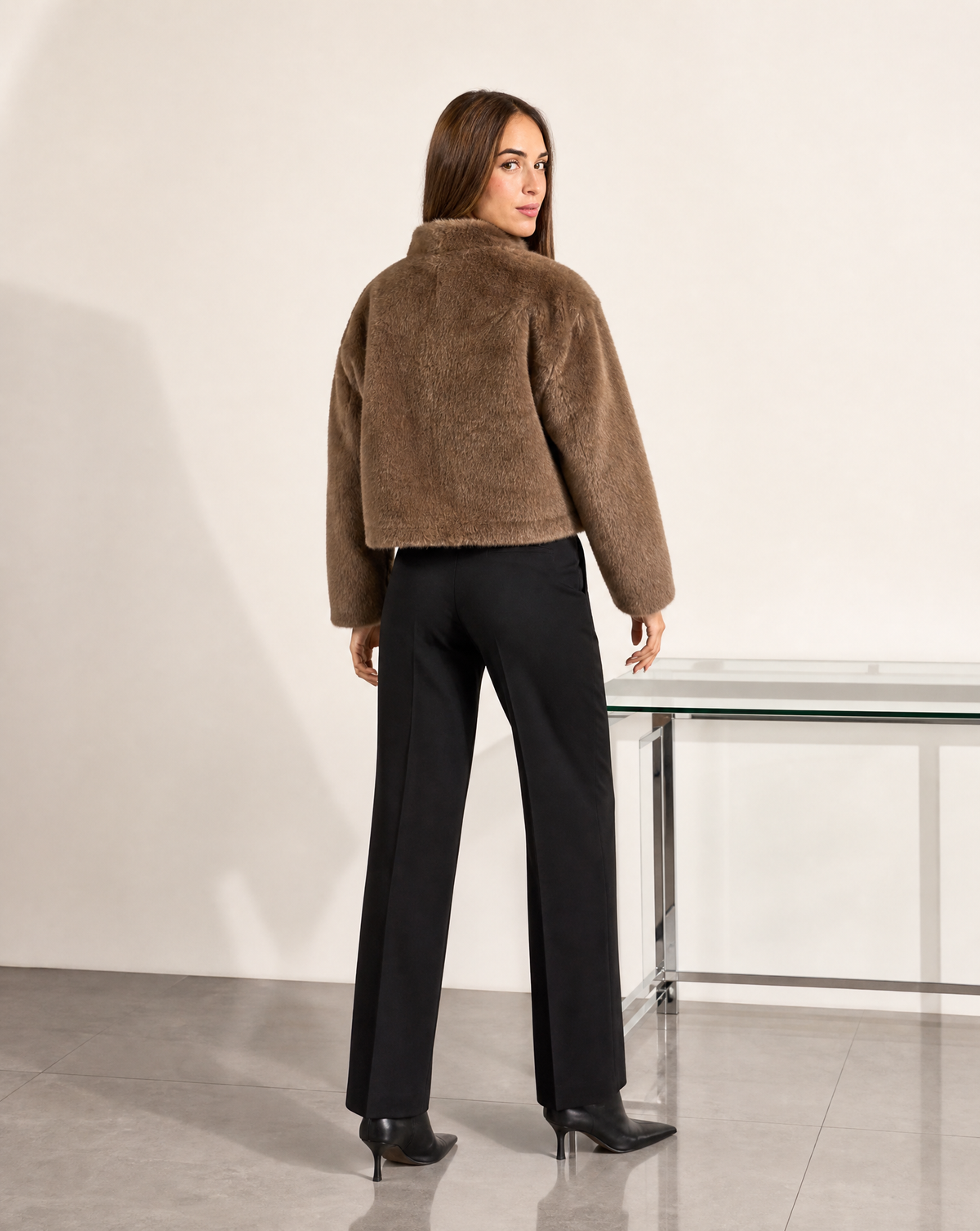 Giacca corta in ecopelliccia taupe con tasche gioiello indossata da Polly 6, vista posteriore