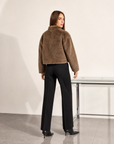 Giacca corta in ecopelliccia taupe con tasche gioiello indossata da Polly 6, vista posteriore