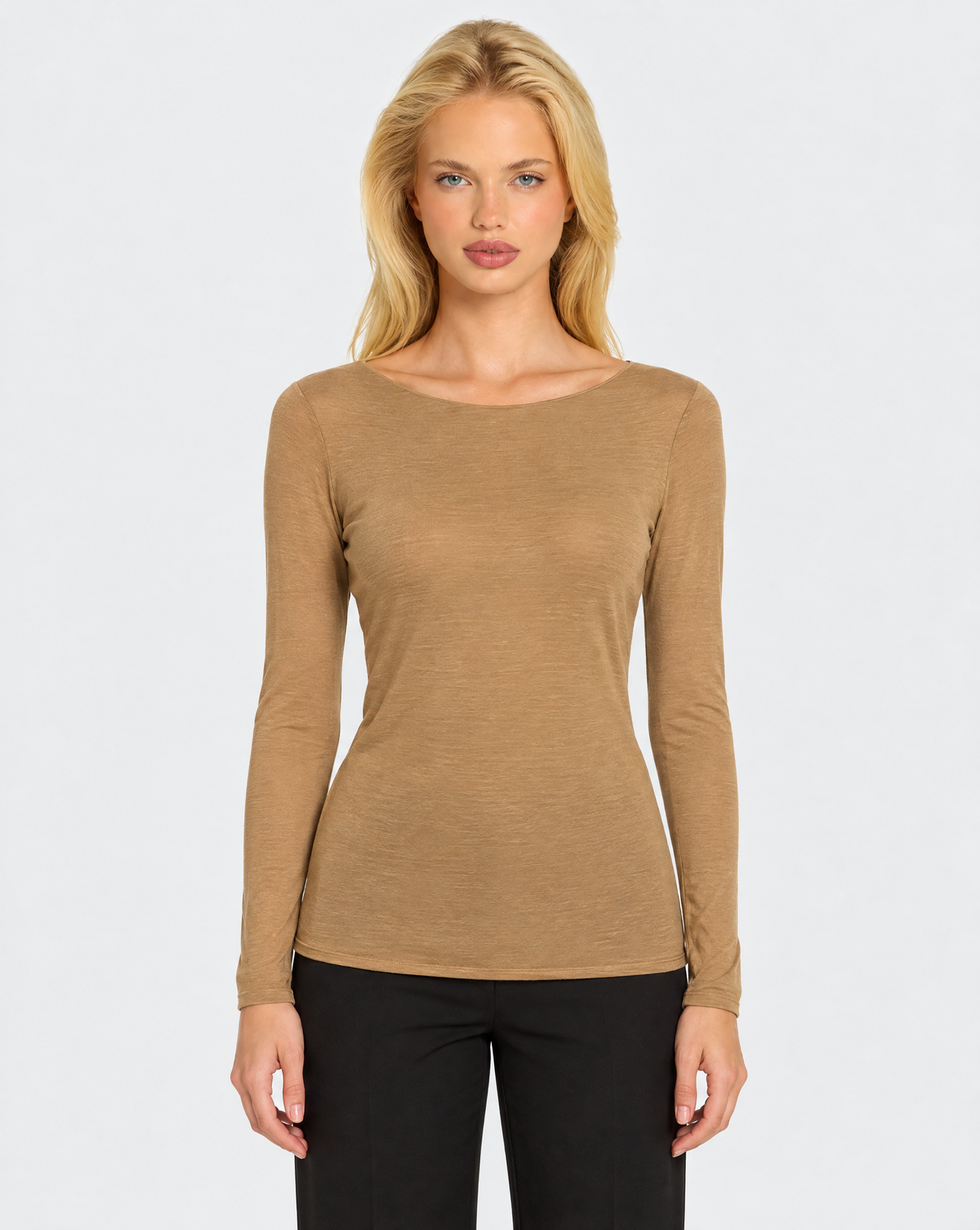 Maglia slim in misto cashmere Camel indossata da Polly 7 — primo piano frontale