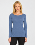 Maglia slim in misto cashmere Denim indossata da Polly 7 — primo piano frontale